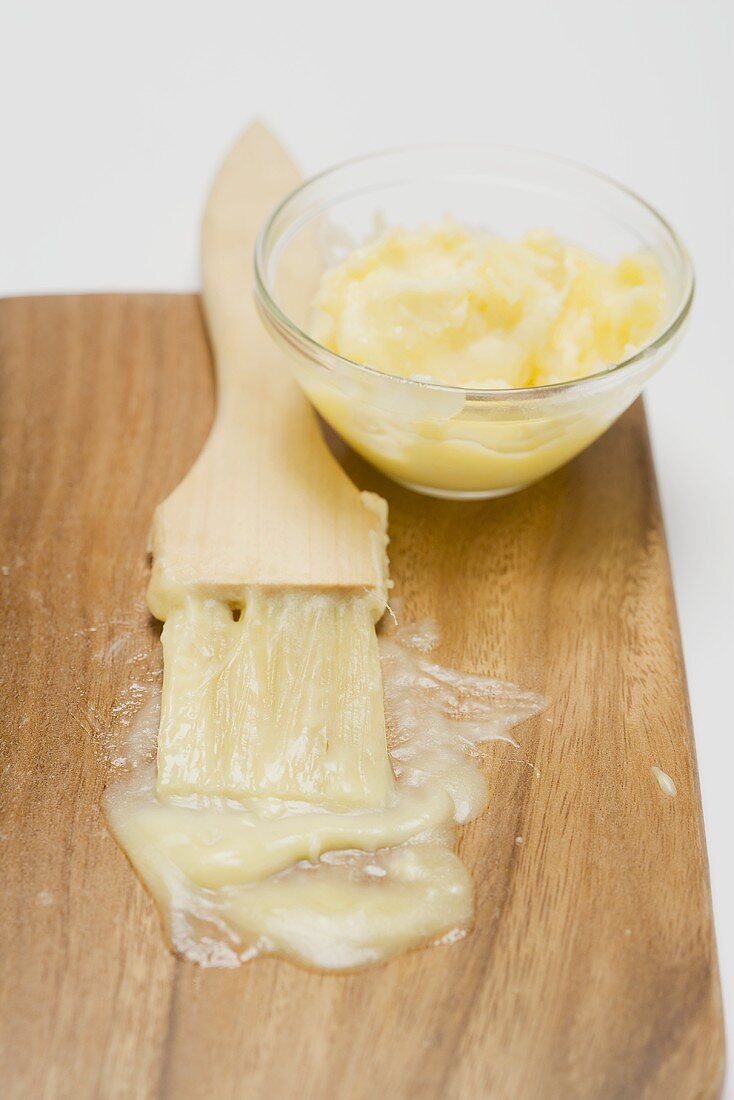 Geschmolzene Butter mit Backpinsel