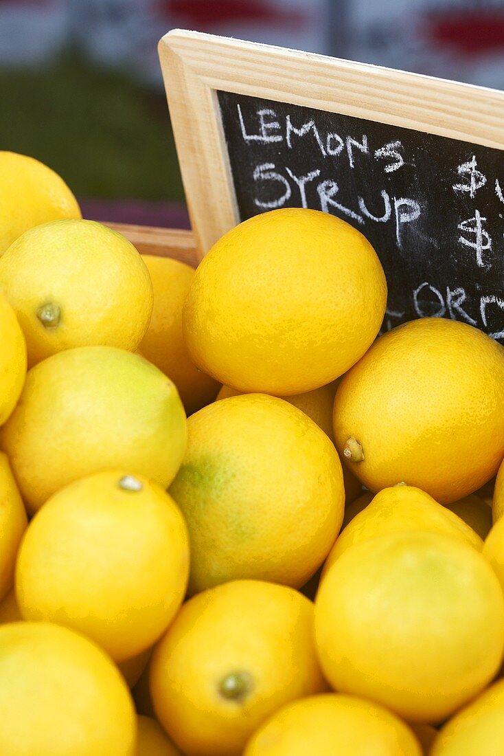 Bio-Zitronen auf einem Markt