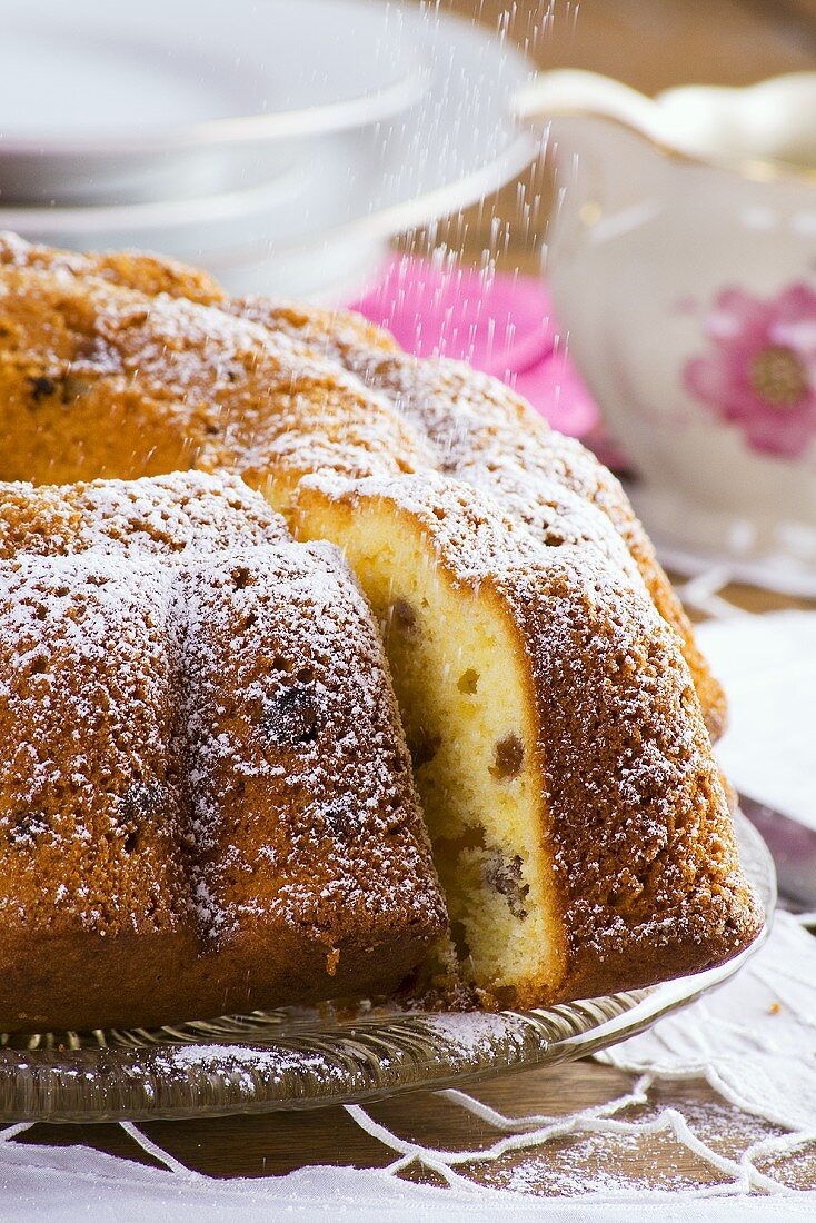 Raisin cake dusted with icing sugar