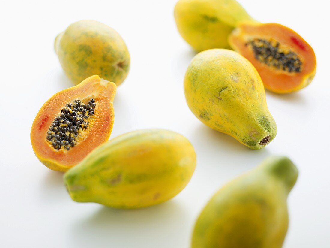 Halbe und ganze Papayas