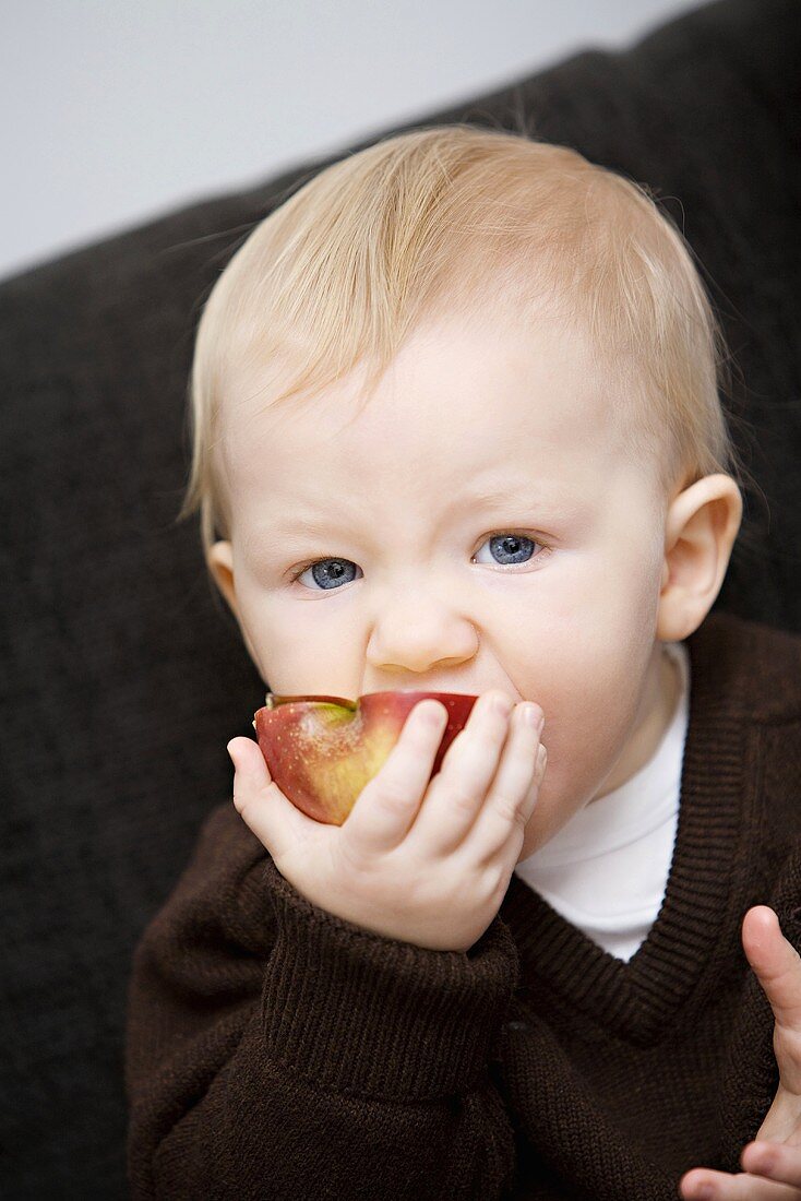Baby isst Apfel