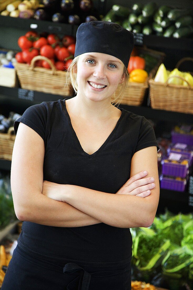Angestellte in Gemüseabteilung im Supermarkt (Schweden)
