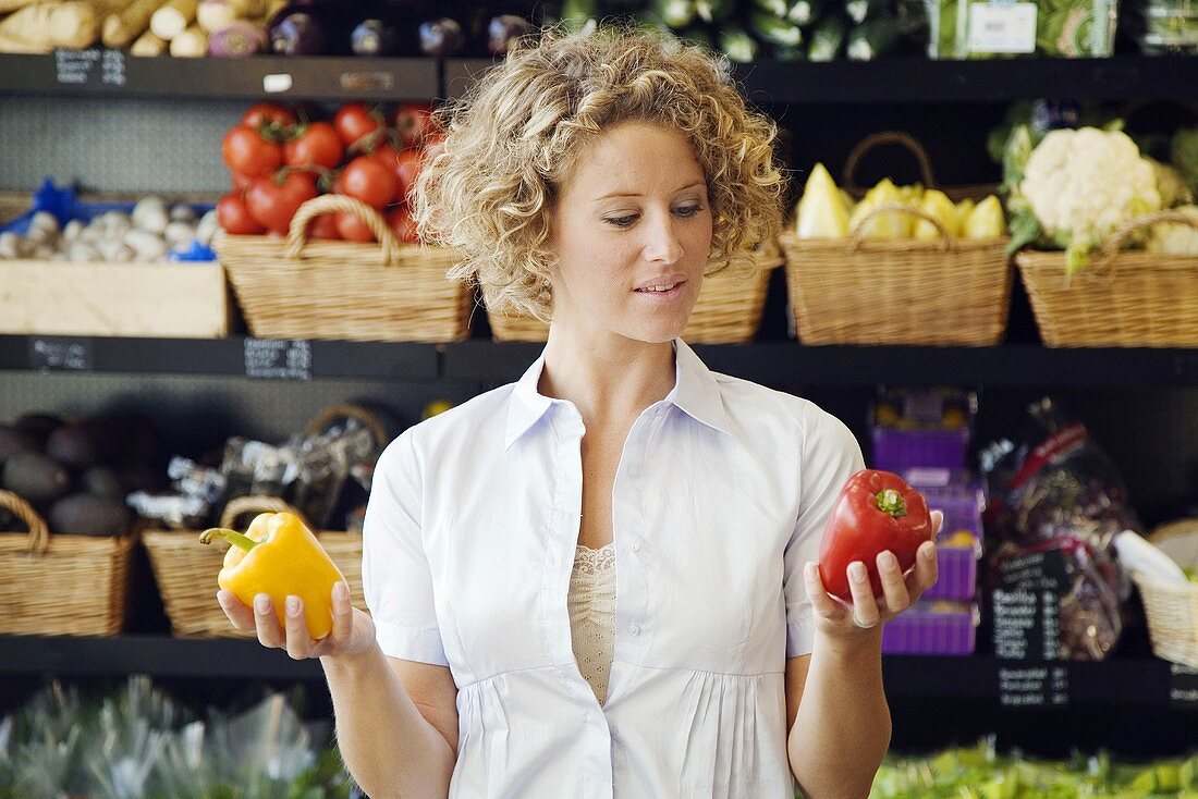 Frau beim Gemüsestand im Supermarkt (Schweden)