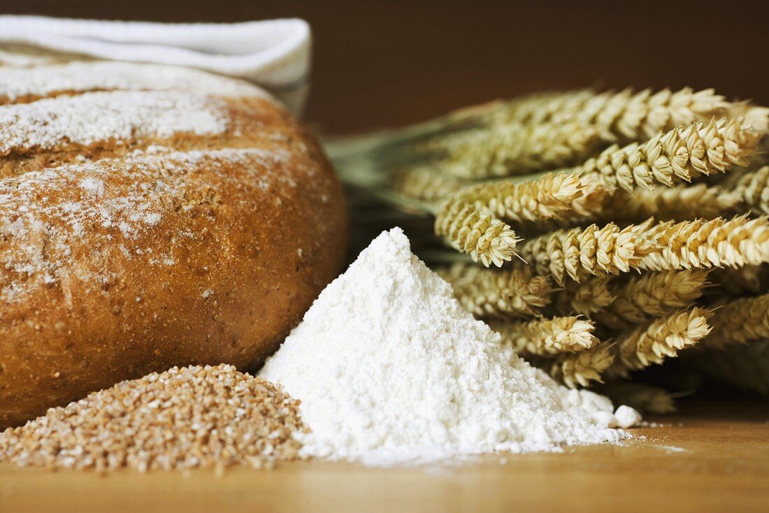 Bread, grains of wheat and flour