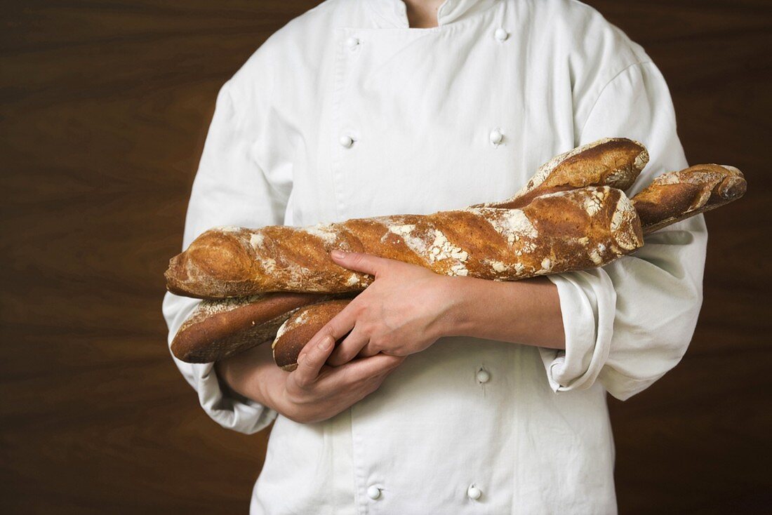 Bäcker hält Vollkornbaguettes