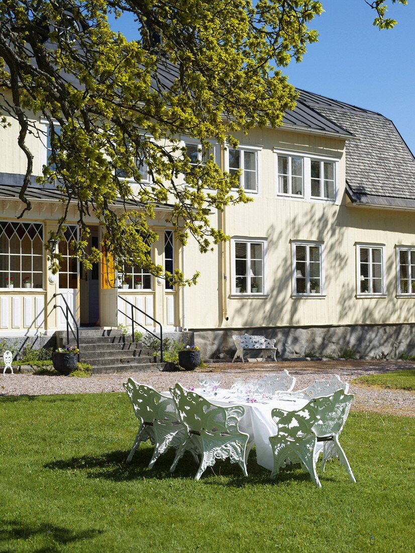 Gedeckter Tisch im Garten vor Herrschaftshaus (Schweden)