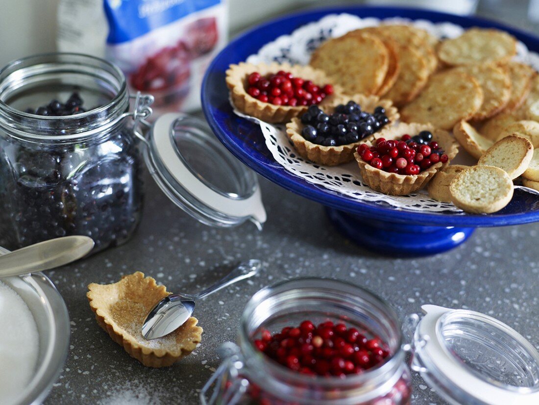 Heidelbeeren, Preiselbeeren, Backzutaten, Tarteletts, Kekse