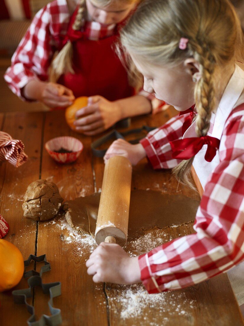 Zwei Mädchen backen zu Weihnachten