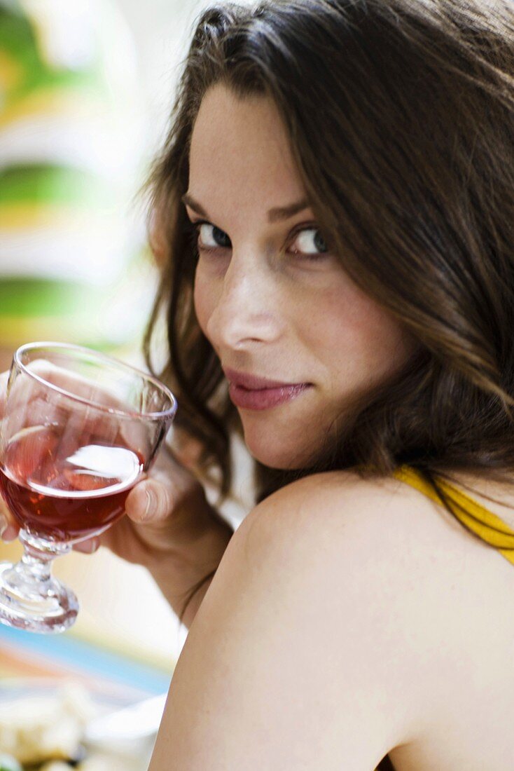 Junge Frau hält Glas Wein