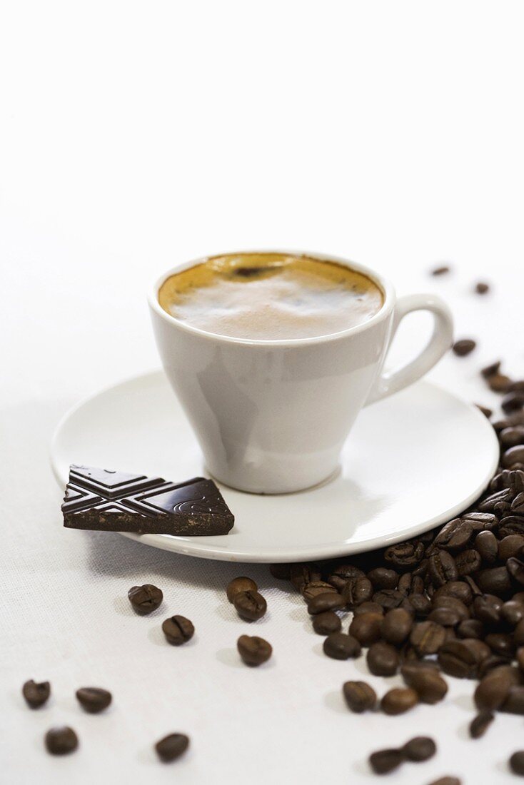 Kaffeetasse, Schokolade und Kaffeebohnen