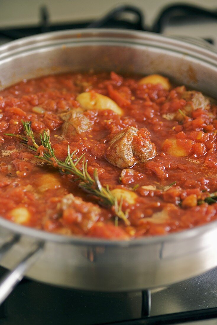 Zubereitung von Lamm in Tomatensauce