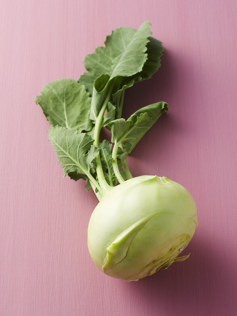 Kohlrabi mit kleinen Blättern