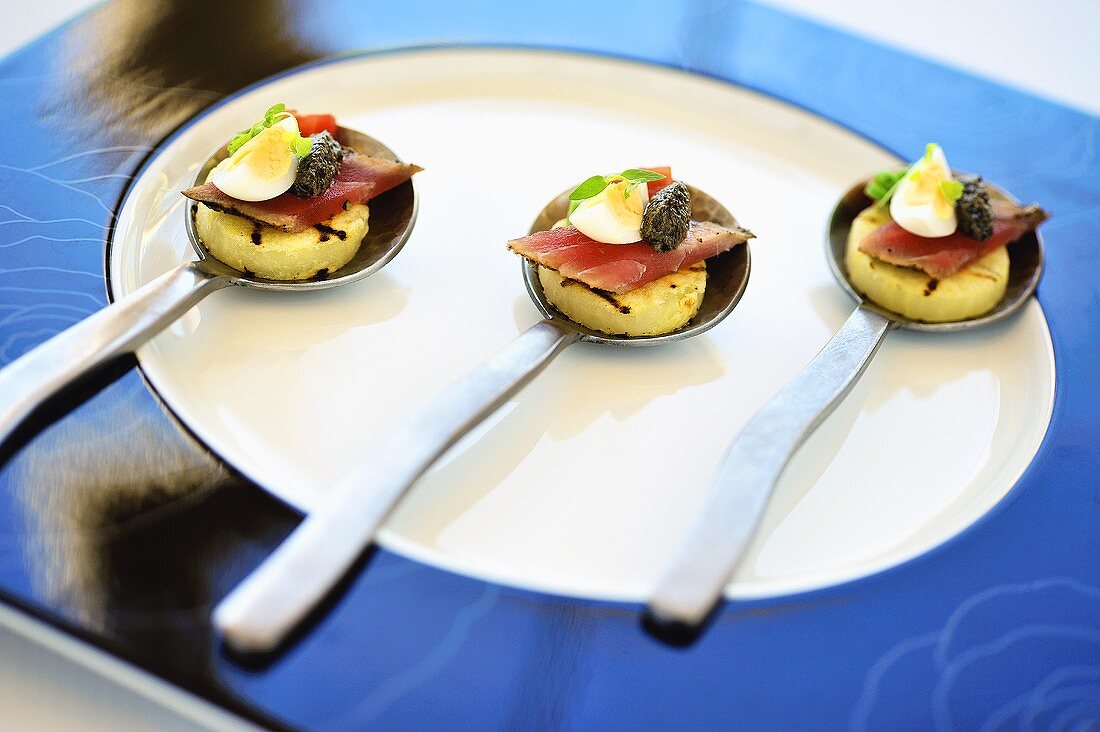 Thunfisch mit Kapern und Ei auf gerillten Kartoffeln