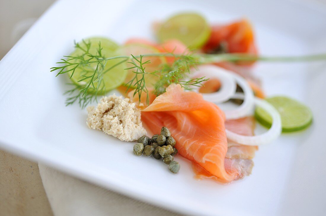 Smoked salmon with horseradish, onion and capers