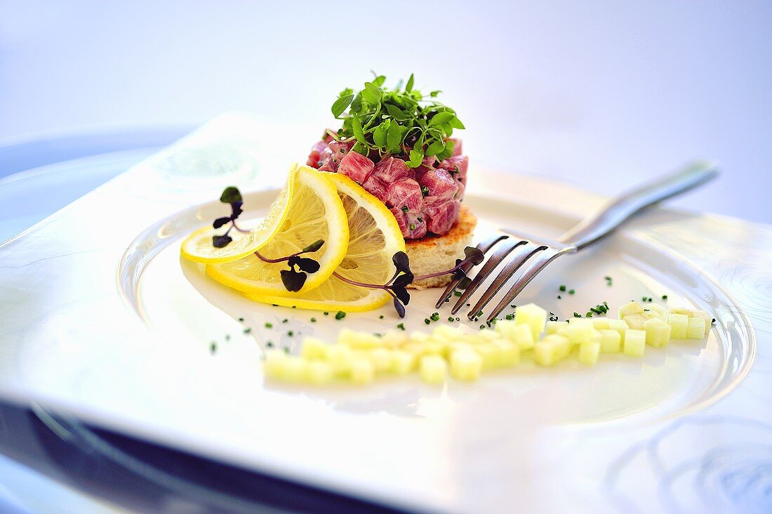 Tuna tartare with wasabi and apple