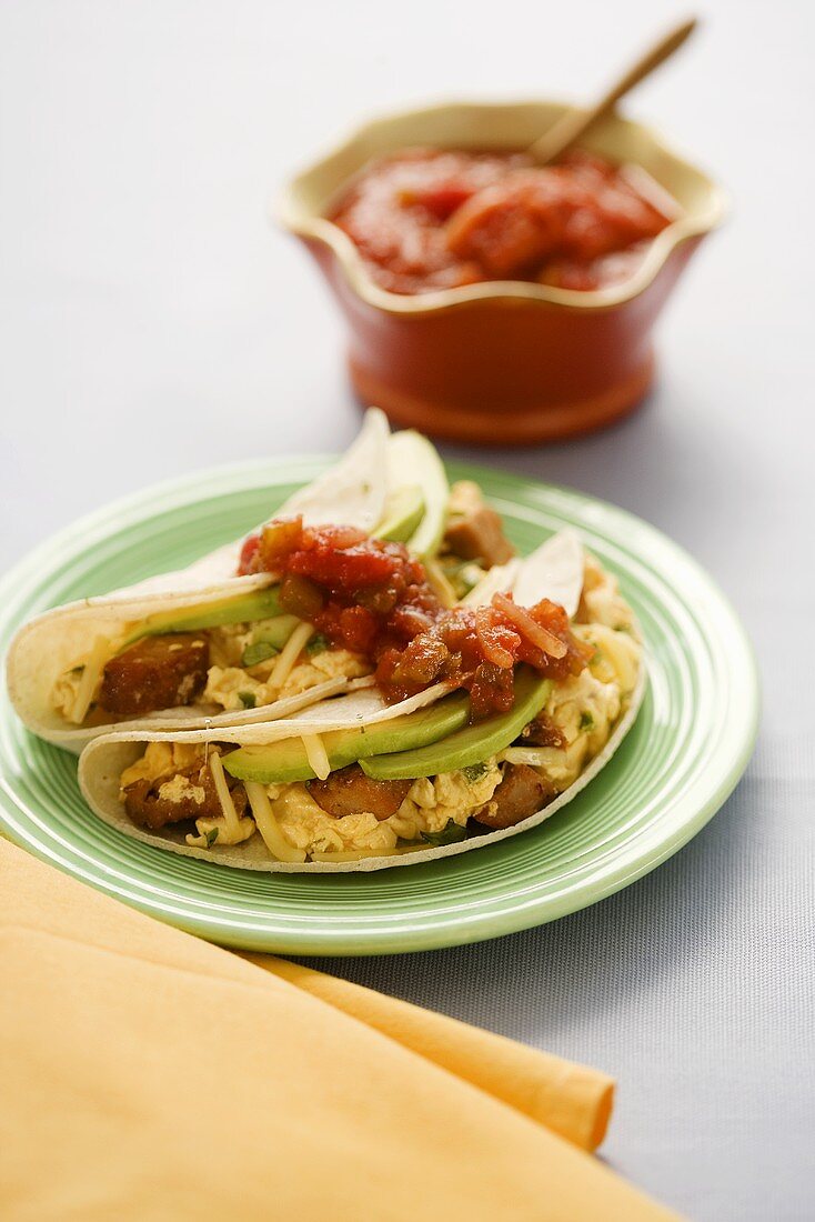 Tacos mit Avocados und Salsa