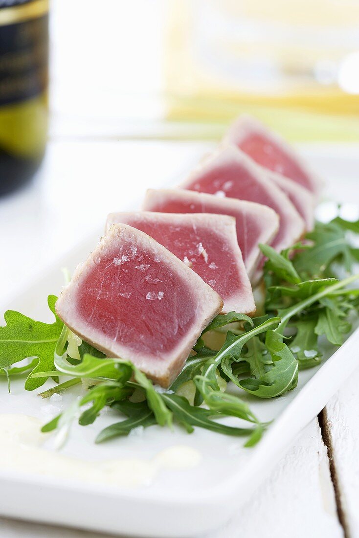 Grilled tuna on rocket