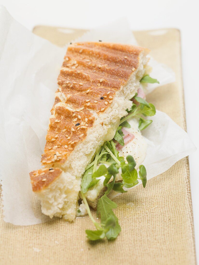 Fladenbrot mit Käse, Schinken und Rucola