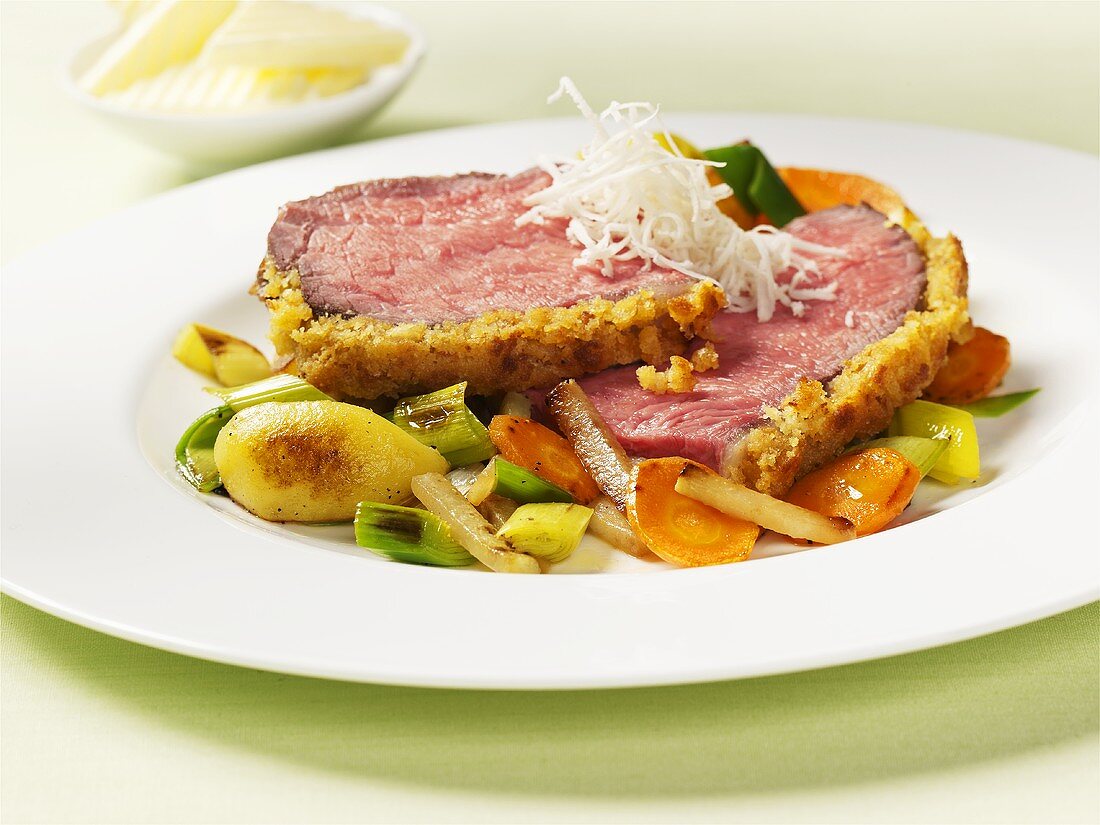 Roast beef with cheese crust and vegetables