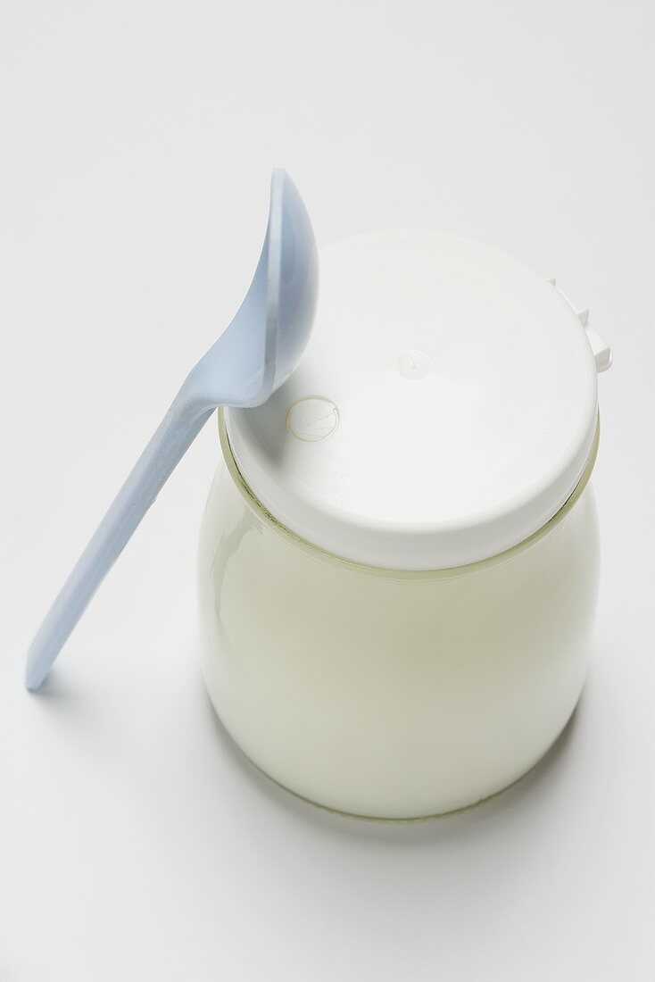 Naturjoghurt im Glas, Plastiklöffel