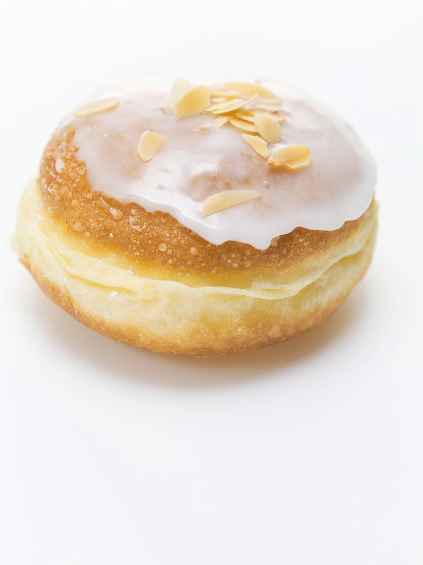 Krapfen mit Zuckerguss und Mandelblättchen