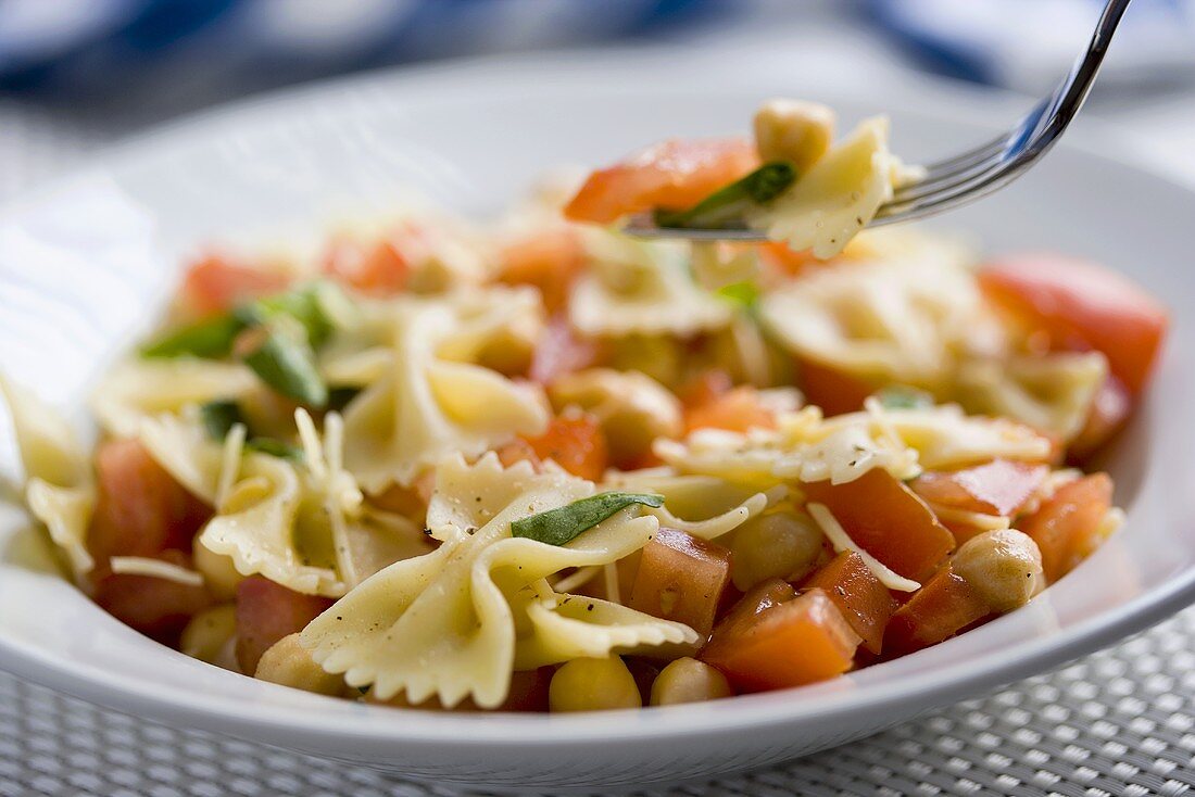 Nudelsalat mit Tomaten und Kichererbsen