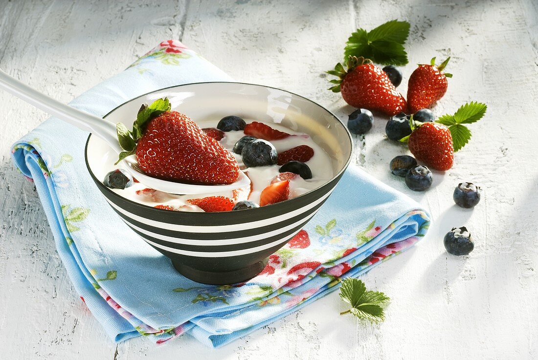 Yoghurt muesli with strawberries and blueberries