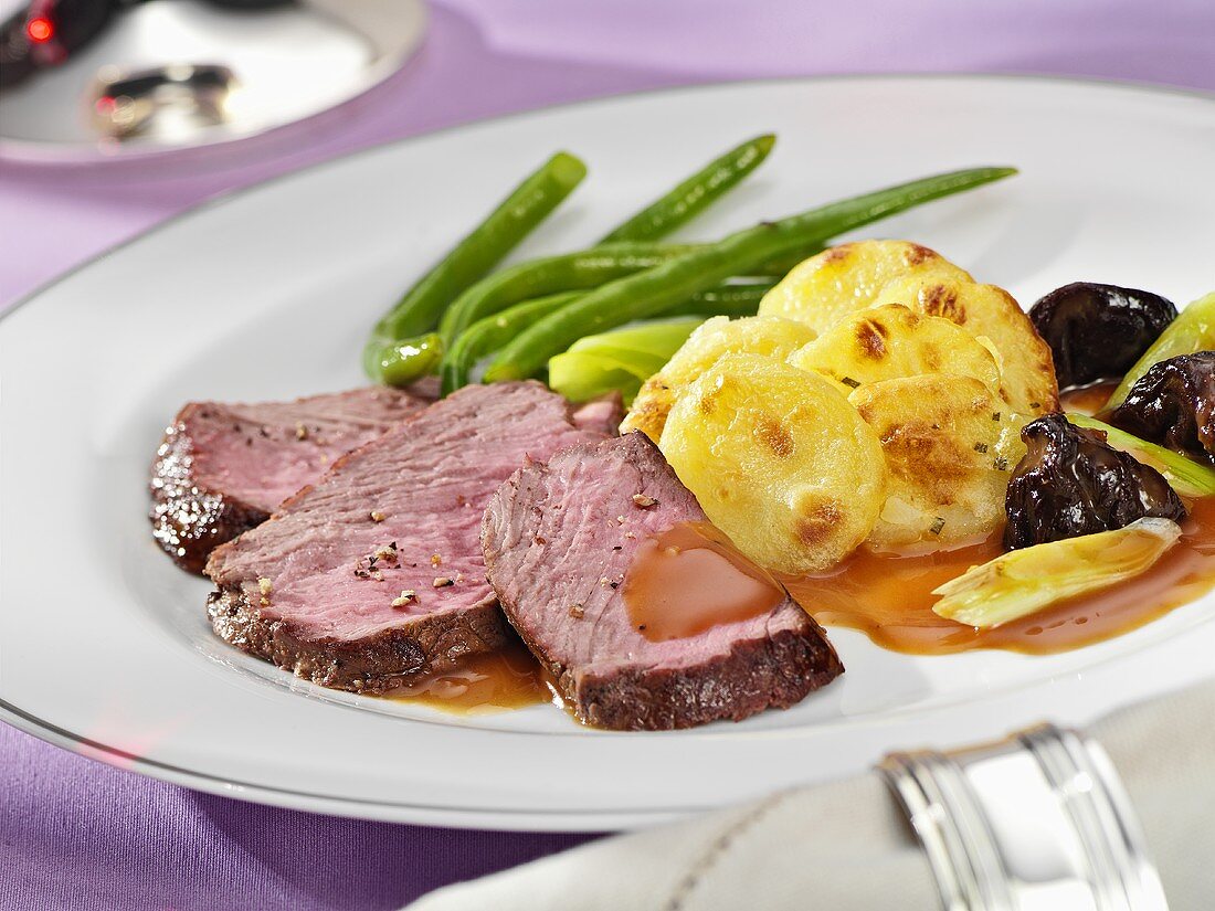 Beefsteak with potato gratin and green beans