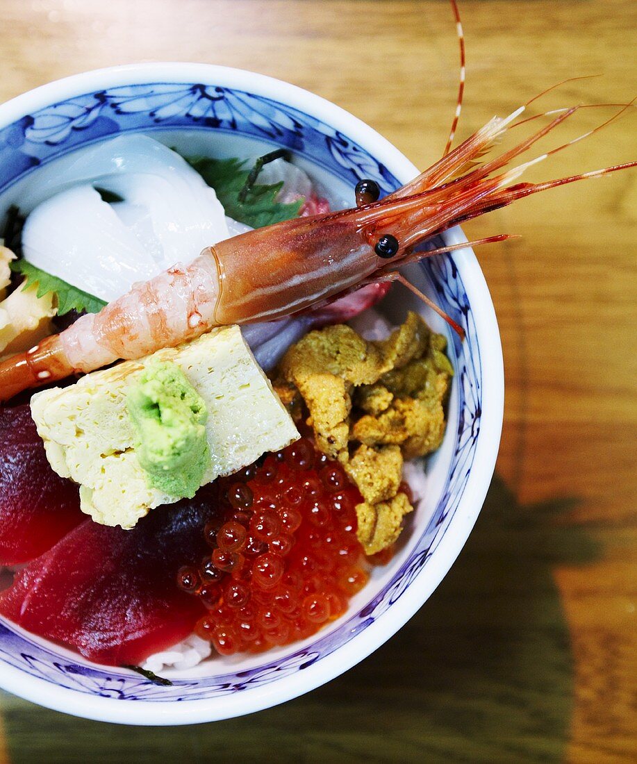 Donburi Sashimi mit verschiedenen japanischen Zutaten