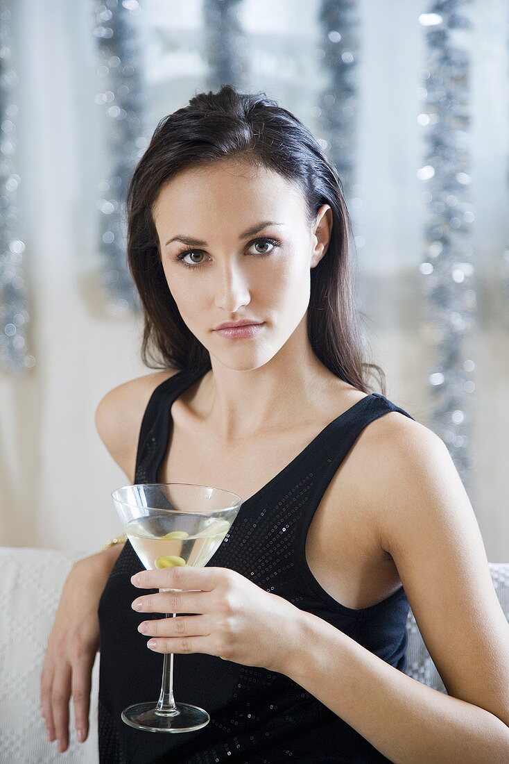 Junge Frau mit einem Glas Martini