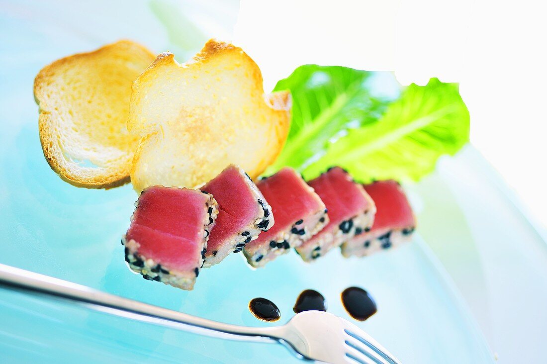 Seared tuna with sesame seeds and balsamic vinegar