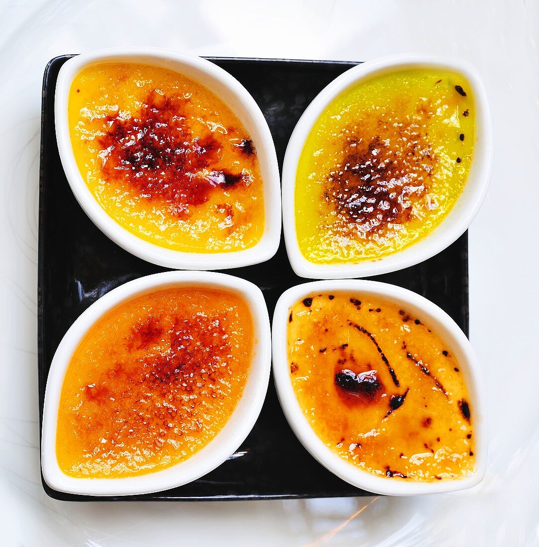 Vier Schälchen Crème brûlée, blütenförmig angerichtet