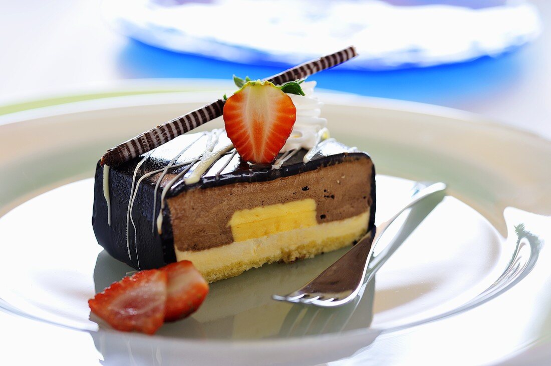 Ein Stück Vanillekuchen mit Schokolade
