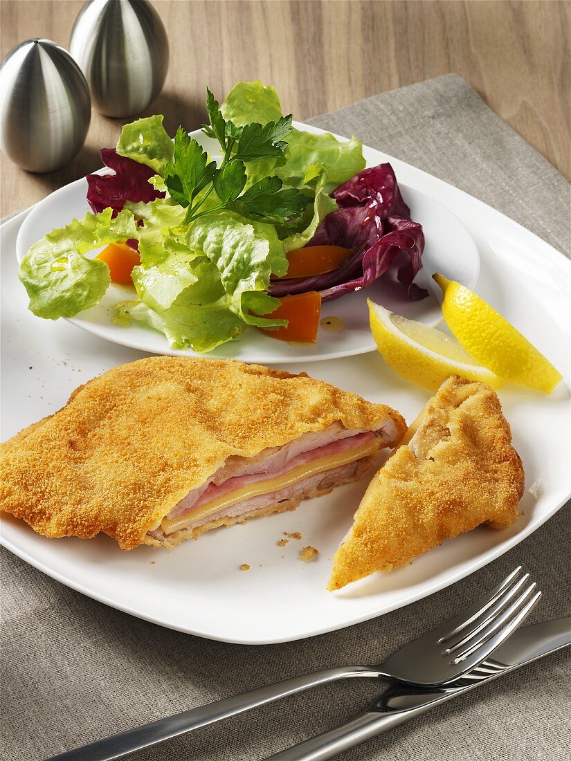 Cordon bleu mit Blattsalat