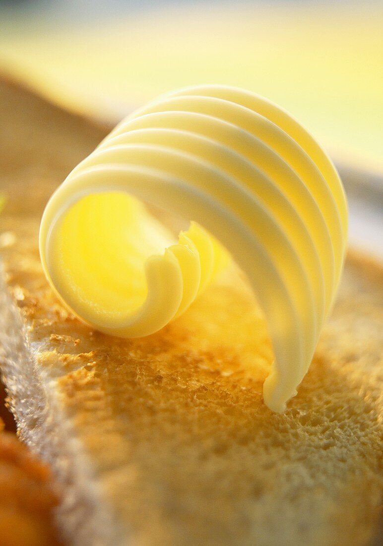 Butter curl on toast (close-up)