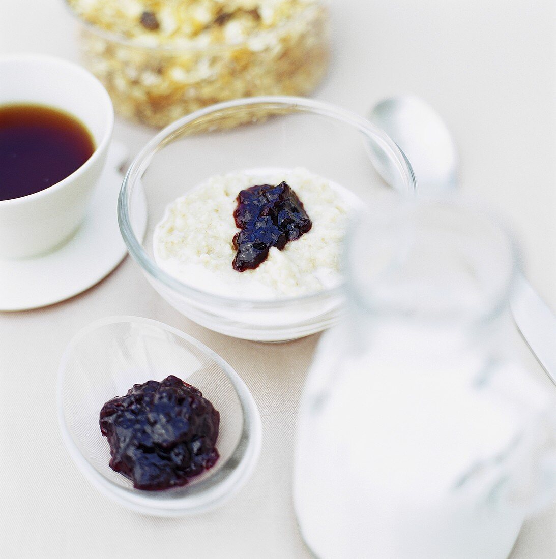 Porridge mit Marmelade, Milch, Kaffee