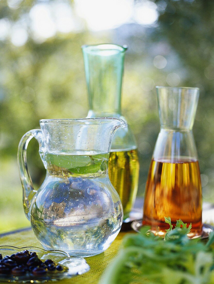 Wasser im Glaskrug, Essig und Öl in Karaffen