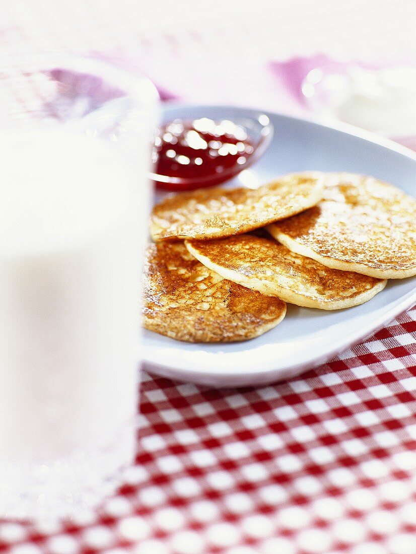 Pancakes mit Marmelade und Glas Milch