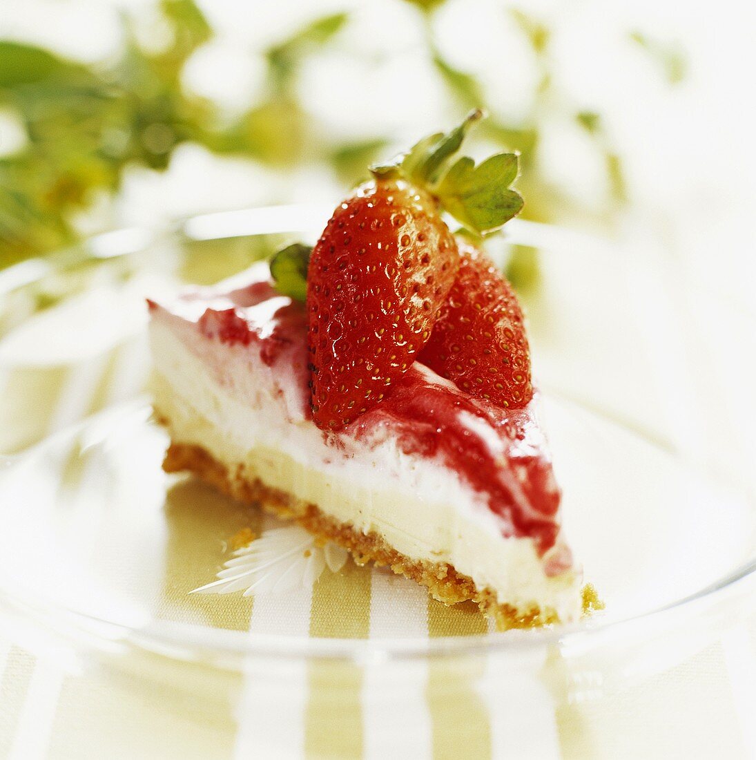 Ein Stück Käsekuchen mit Erdbeeren