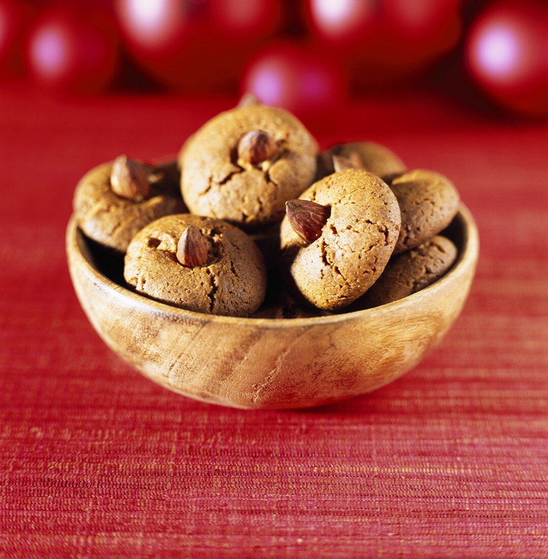 Almond biscuits in wooden bowl (Christmas), close-up