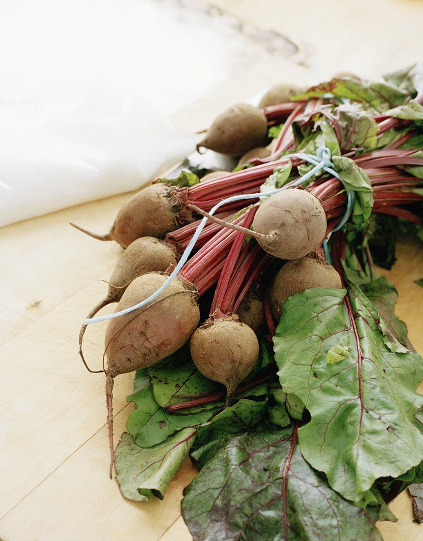 Frische rote Beten auf Holztisch