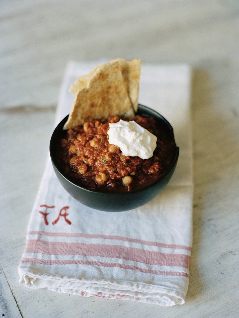 Chili con Carne mit saurer Sahne und Tortillachips