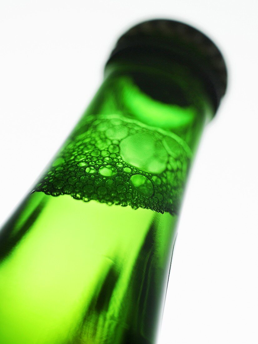 Flaschenhals einer Bierflasche (Close Up)