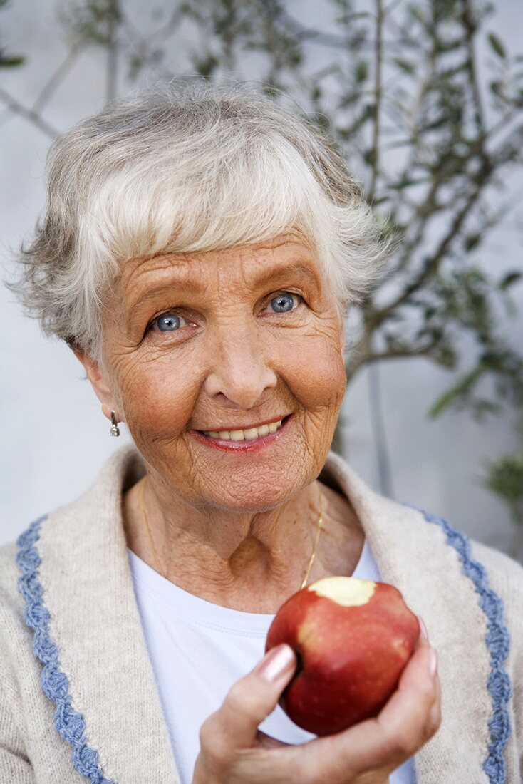 Frau isst Apfel