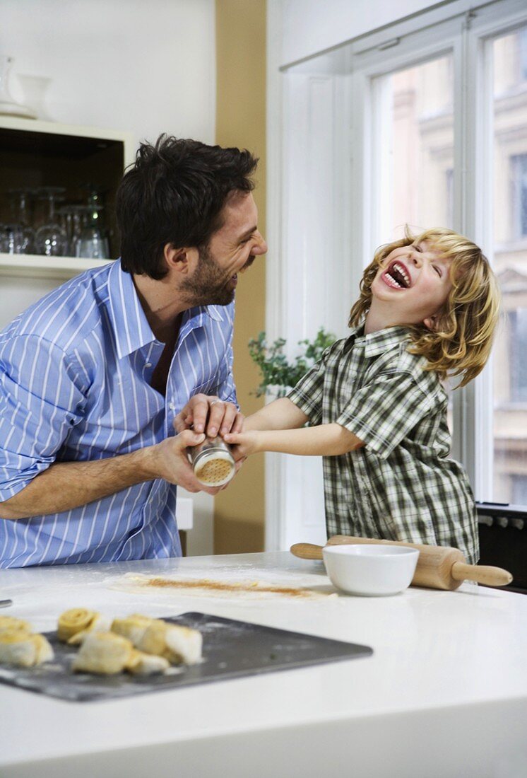 Vater und Tochter backen in der Küche