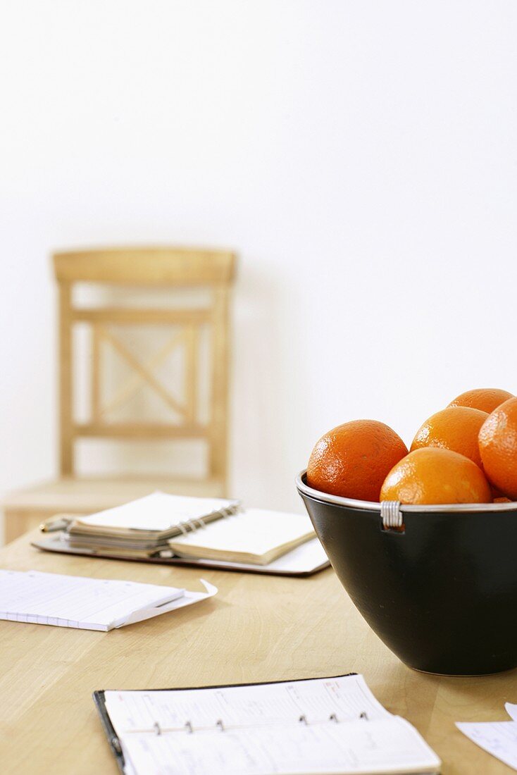 Zwei Terminkalender und Orangen auf Bürotisch