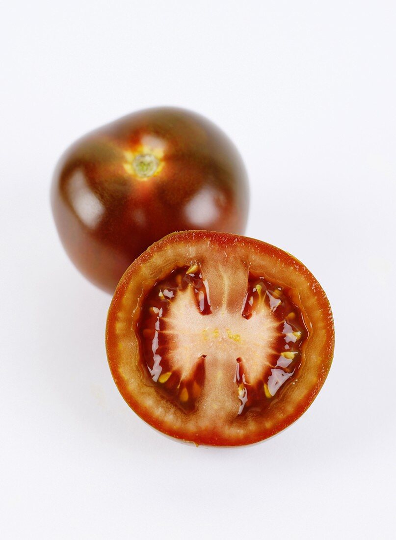 Tomate, ganz und halbiert