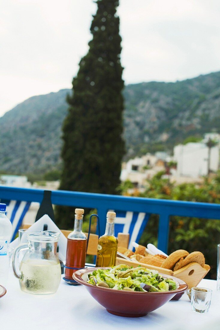 Gedeckter Tisch in einem Restaurant in Griechenland (aussen)