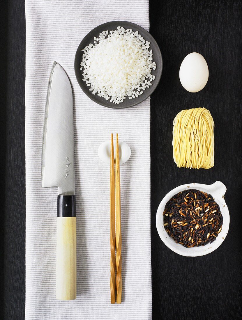 Reis, Nudeln, Ei, asiatisches Messer und Essstäbchen
