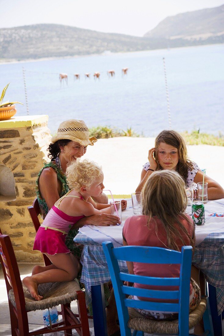 Skandinavische Familie beim Essen im Urlaub in Griechenland